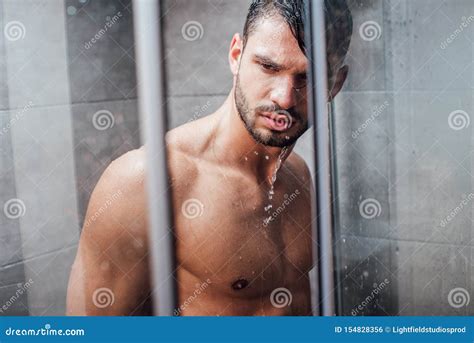 hombres desnudos en la ducha Search